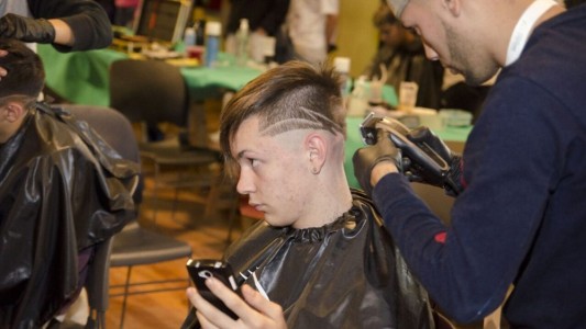 Realizarán una expo de peluquería y estética a beneficio de barberos que cortan cabello en comedores