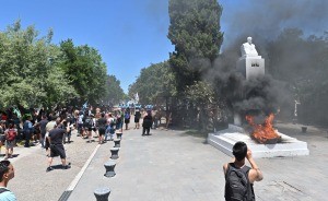 Incidentes y destrozos en la Casa de Gobierno de Chubut en medio de protesta de ambientalistas