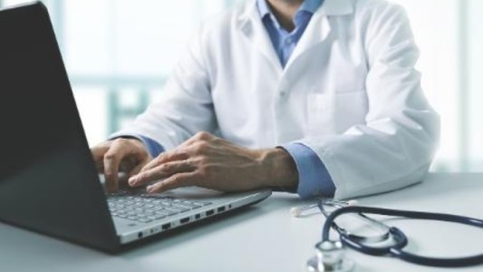 Se hizo pasar por ginecólogo y realizó exámenes vaginales por webcam a decenas de mujeres