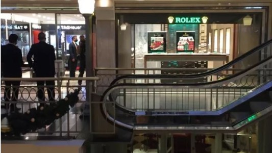 Pánico en el Patio Bullrich: delincuentes realizaron un golpe comando a una relojería