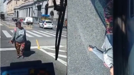 Simuló que la atropellaban y el colectivero la grabó