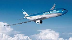 La batería de un celular explotó en un avión y tuvieron que aterrizar de emergencia en Ezeiza