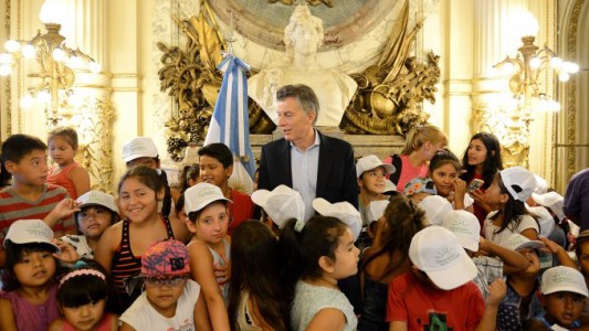 Macri sorprendió a chicos de la Villa 31 que visitaron la Casa Rosada
