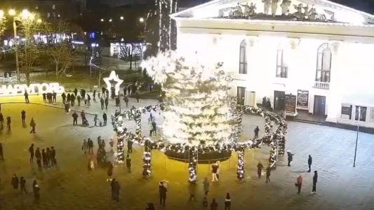 Se desplomó un árbol de Navidad en Ucrania y los presentes se robaron los adornos
