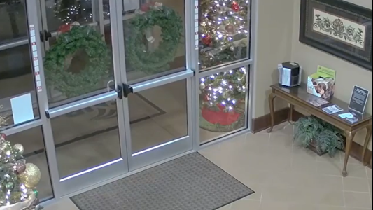 Un tornado arrasó la entrada de un edificio en Kentucky