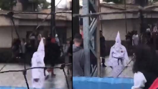 Un maestro llegó vestido del  Ku Klux Klan a una fiesta escolar