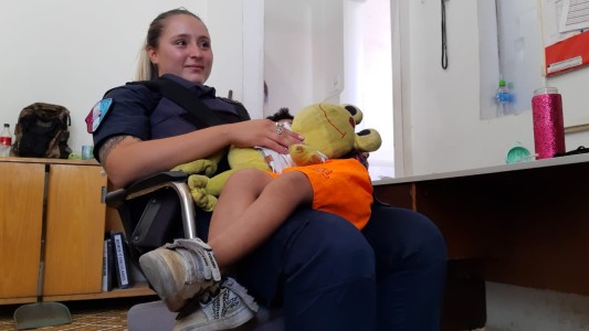 Encontraron un nene de 3 años deambulando descalzo y solo en una calle de Córdoba