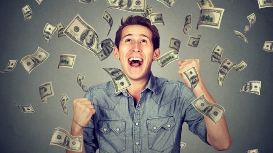 Descubrió que su novio la abandonó cuando ganó millones en la lotería: ahora le reclama la mitad