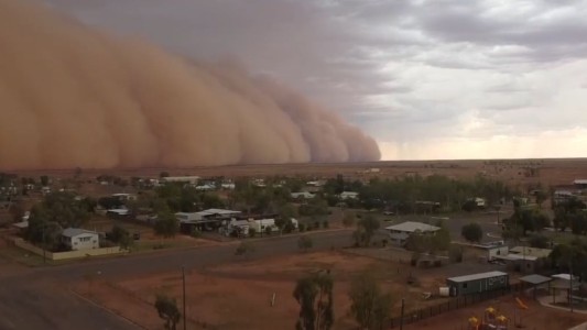 Video: captaron cómo una gran tormenta de polvo "se tragó" una ciudad en Australia