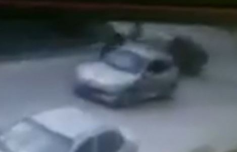 Video: Atropelló a una mujer que iba con su bebé en el carrito