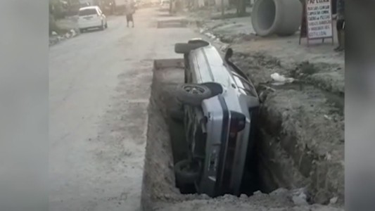 Abrieron pozos para hacer obras, no los señalizaron y cayeron dos autos