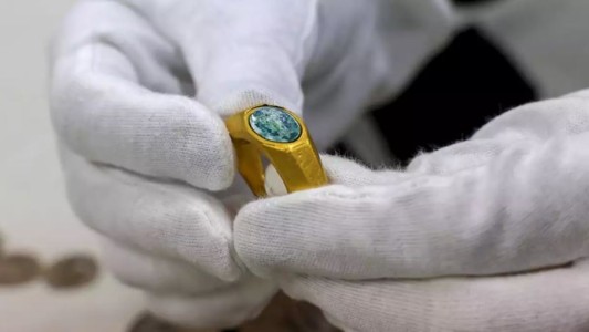 Hallaron un anillo cristiano de oro que permaneció bajo el agua durante 1.700 años
