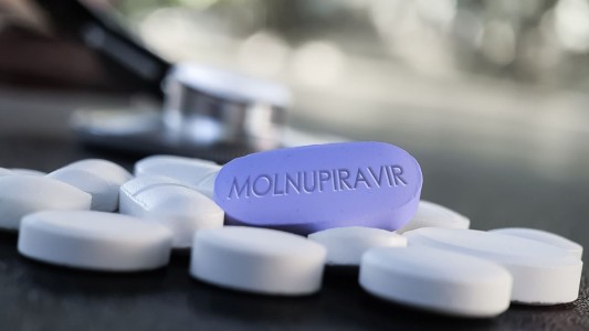 Argentina participa de estudio de un antiviral para convivientes de personas con Covid-19