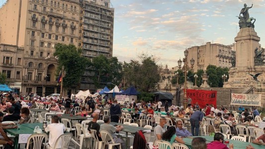Desocupados y familias sin techo compartieron la Nochebuena en el Obelisco y frente al Congreso