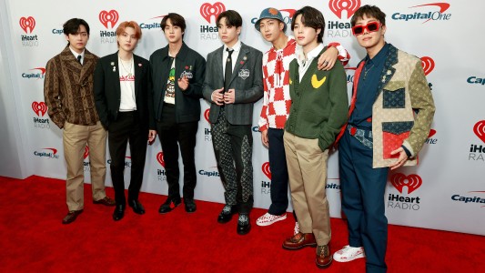Tres miembros del grupo sensación de K-pop BTS dan positivo en covid-19