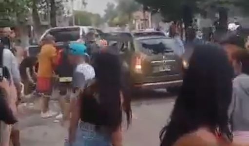 Merlo: vecinos atacaron a botellazos a un conductor que atropelló a varios jóvenes que festejaban la Navidad en una plaza
