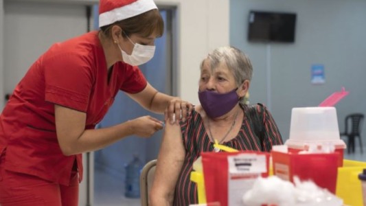 Por el aumento de casos, redujeron a 4 meses el plazo para aplicar la dosis de refuerzo de la vacuna