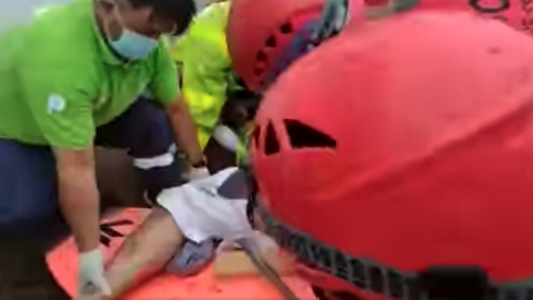 Video | Una sombrilla voló por la playa, se clavó en la pierna de un joven y se la sacaron con una motosierra