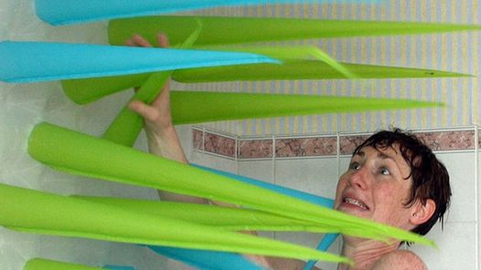 Crean una cortina de ducha que te echa cuando tardás mucho en bañarte