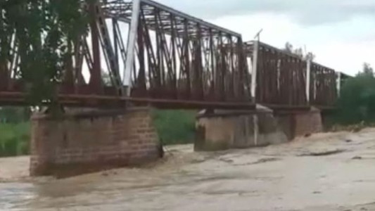 La crecida del río Pilcomayo se llevó un puente ferroviario en Bolivia