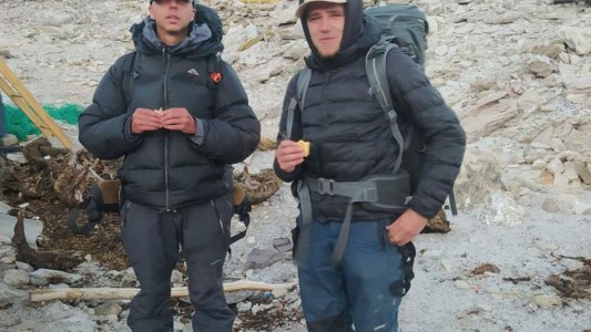 Rescataron a dos montañistas franceses perdidos en "Nevado Ojos del Salado" en Catamarca