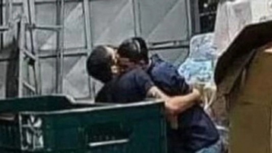 Fue a visitar a su marido al trabajo, lo encontró abrazado a un compañero y lo escrachó en las redes sociales