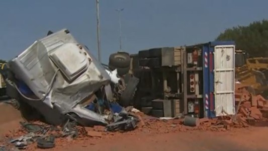 Volcó un camión con ladrillos en la autopista Buenos Aires-La Plata y hay demoras en el tránsito