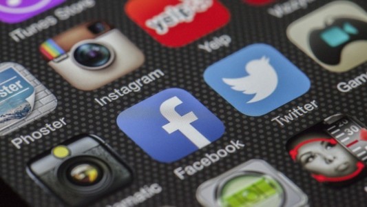 Exigen que Instagram, Twitter y Facebook identifiquen a todos los usuarios