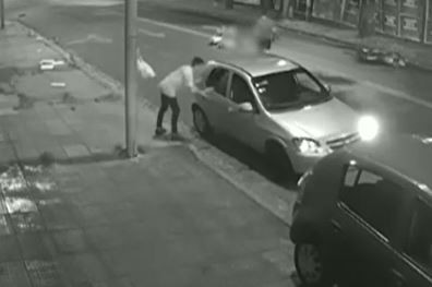 Una pareja en moto fue atropellada por un conductor que escapó