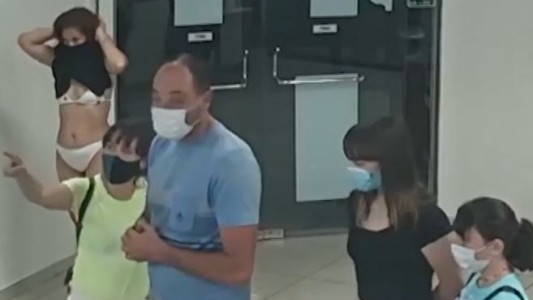 Insólito: Se sacó el vestido en una heladería para usarlo de tapabocas