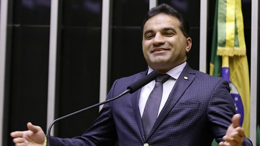 Un diputado de Brasil acusado de desviar fondos sorteó 9.000 dólares entre sus seguidores de redes sociales