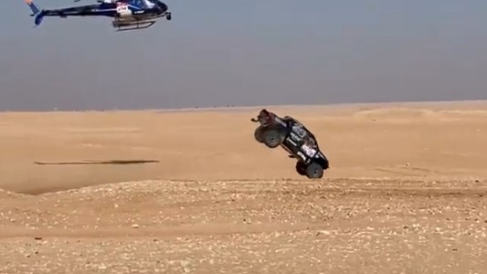 Impactante accidente en el Dakar: un piloto dio cuatro vueltas en el aire y quedó clavado en la arena