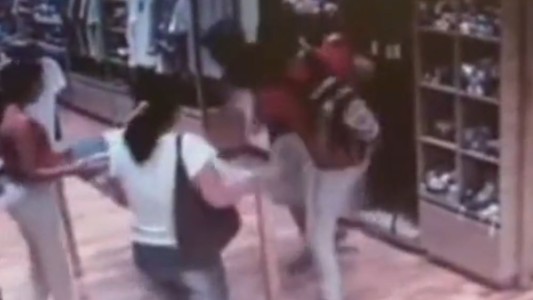 Un cliente golpeó a un vendedor por una discusión y lo mandó al hospital