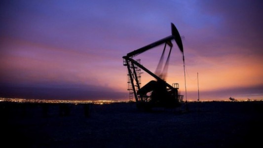 La OPEP acordó aumentar la producción petrolera desde febrero