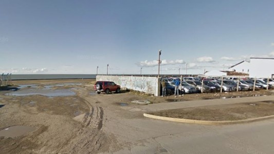 Buscan a un hombre que ingresó al mar con un bote inflable en la costa del Atlántico Sur