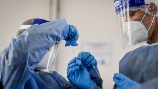 "Deltacron": detectaron una nueva variante de coronavirus que combina ómicron y delta