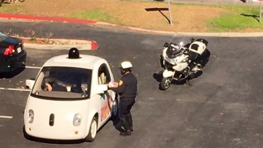 Policía multa a un auto sin conductor de Google por ir muy lento