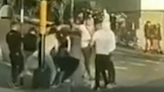 Patota le dio una paliza a un joven: "Hermoso", celebraron quienes grababan