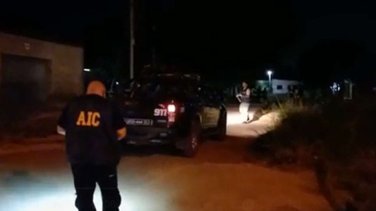 Un chico de 15 años defendió a su novia en un asalto y degolló a un ladrón: se entregó a la policía acompañado por su papá