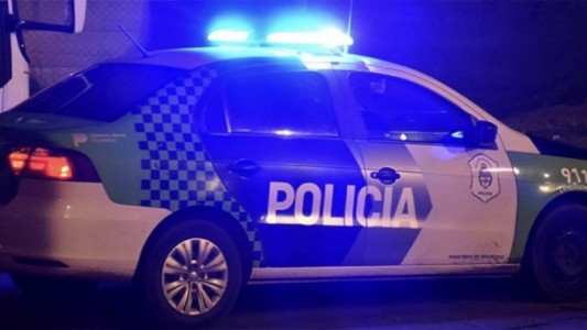 Desde una camioneta, balearon a tres personas frente a un kiosco en Villa Ballester