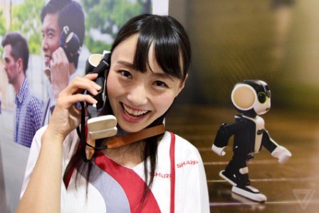 Presentan un robot que reconoce personas y es teléfono inteligente