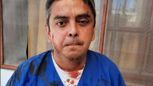 Acusó a un médico de haberlo contagiado de Covid y le dio una brutal golpiza