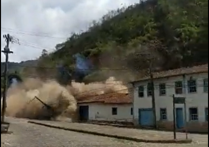 Imágenes impactantes: un cerro se derrumbó en Brasil y destruyó una casa histórica