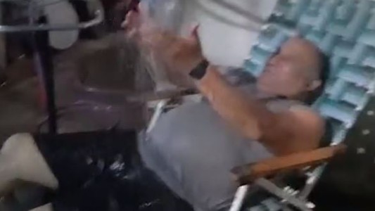 Reposera y ducha móvil, la clave contra el calor en Argentina - #FlashChat