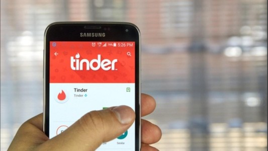 Conoció a una chica por Tinder, organizó un trío en su casa y le robaron 6.000 dólares