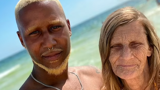 Él tiene 24 años, ella 61, son pareja y ahora planean tener un hijo