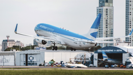 Dos pasajeros que viajaban a Miami denunciaron que les robaron plata en un vuelo de Aerolíneas Argentinas