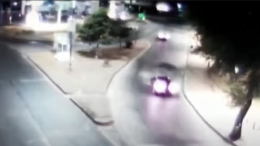 Discutió con un automovilista, le pegó una trompada, huyó en su motó y se mató al chocar contra un árbol