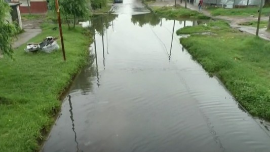 La esquina que está inundada hace más de 30 años: el padecimiento de vecinos