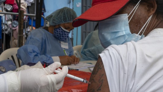 Perú da inicio a jornadas de vacunación nocturnas puerta a puerta